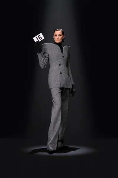 Look 16